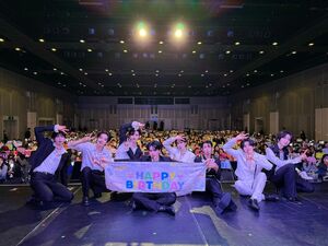 EPEXが日本ファンクラブ1周年記念パーティー、客席に降りてファンと指ハートで会場熱狂！ラストでメンバーから感動の手紙「永遠に愛しています」の画像