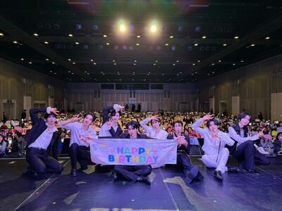 EPEXが日本ファンクラブ1周年記念パーティー、客席に降りてファンと指ハートで会場熱狂！ラストでメンバーから感動の手紙「永遠に愛しています」