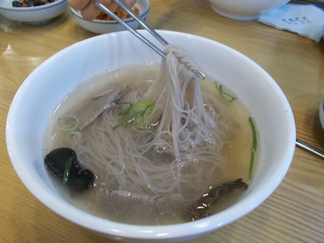 ソウルの北朝鮮料理店、温麺の味は？物足りないけれど「たまに無性に食べたくなる」理由【韓国の個人旅行ガイド】下川裕治の画像