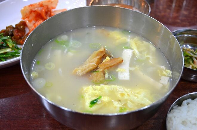 Netflix『隣の国のグルメイト』ソン・シギョンが松重豊を案内した干し鱈スープ老舗店、旅行者にもおすすめナンバーワン！【韓流談義fromソウル】の画像