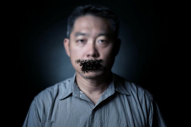 黒く塗り潰された口