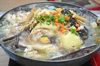 タッカンマリよりメジャー!?Netflix『隣の国のグルメイト』でソン・シギョンが松重豊に食べさせた鶏料理タッペクスッの魅力【韓流談義fromソウル】