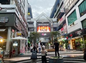 韓国料理店が連なるバンコクの繁華街、サムギョプサルとタイ式焼肉ムーガタの違いは？【韓国の個人旅行ガイド番外編】下川裕治の画像