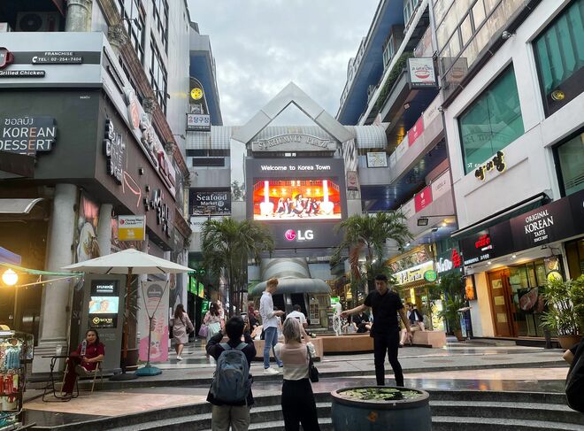 韓国料理店が連なるバンコクの繁華街、サムギョプサルとタイ式焼肉ムーガタの違いは？【韓国の個人旅行ガイド番外編】下川裕治の画像