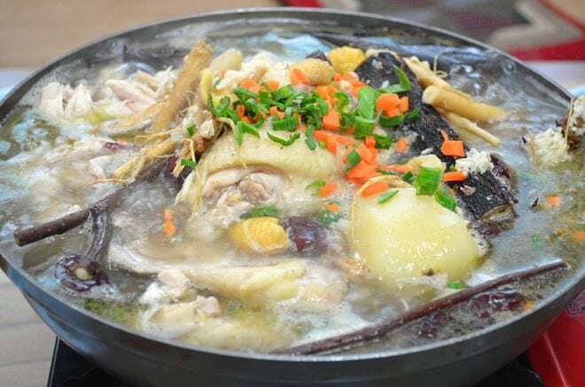 タッカンマリよりメジャー!?Netflix『隣の国のグルメイト』でソン・シギョンが松重豊に食べさせた鶏料理タッペクスッの魅力【韓流談義fromソウル】の画像