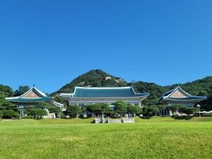 ユ・ヨンソク＆チェ・スビン主演Netflix『その電話が鳴るとき』仮面夫婦が織りなすロマンス・スリラー、主人公が仕える大統領府・青瓦台は一般公開中【韓ドラから始める韓国旅行】の画像