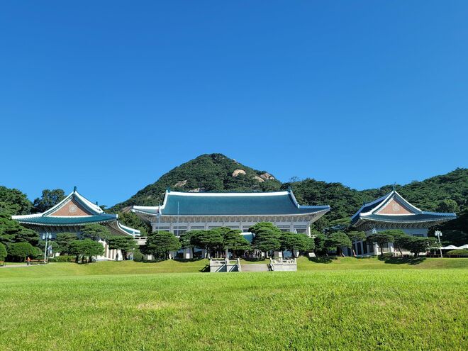 ユ・ヨンソク＆チェ・スビン主演Netflix『その電話が鳴るとき』仮面夫婦が織りなすロマンス・スリラー、主人公が仕える大統領府・青瓦台は一般公開中【韓ドラから始める韓国旅行】の画像