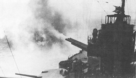 キスカ島を砲撃する米戦艦