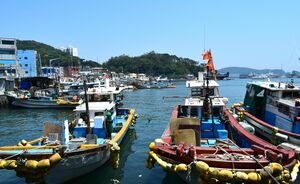 Netflix話題作『ドクタースランプ』冒頭の見どころは？釜山のひなびた漁村、模試全国1位を祝う横断幕、店を営む母＆叔父役にも注目！【韓流談義fromソウル】の画像