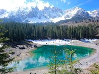 バス停に降り立つと、もう目の前にため息が出るような絶景が! イタリアで「大地のピラミッド」と呼ばれる奇観やユネスコの世界自然遺産、東アルプスのドロミティへ【ブーツの国の街角で vol.62「ボルツァーノ郊外」】田島麻美