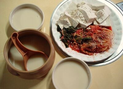 韓国ドラマや映画のなかの酒の役割とは？〈マッコリ編〉キム・テリ主演『リトル・フォレスト』、チョン・ユミ＆故イ・ソンギュン主演映画ほか【韓流談義fromソウル】