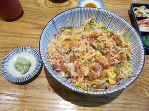 ソウルで刺身丼を注文、韓国人おすすめの食べ方は刺身版ビビンバだった！よく混ぜた刺身丼の味は？【韓国の個人旅行ガイド】下川裕治の画像