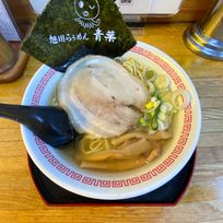 【わざわざ飛行機に乗って麺旅2022 vol.9 旭川(後編)】旭川ラーメンを食べ尽くした“達人”と巡るホテルの「はしごラーメンツアー」。塩ラーメンが、こんなに旨いとは! 『OMO7旭川 by 星野リゾート』の「ラーメン」「はしご酒」など、ご近所ツアーが面白い。