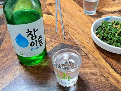 『サムダルリへようこそ』のやけ酒、『私の頭の中の消しゴム』のキス酒etc…韓国ドラマや映画のなかの酒の役割とは？〈ソジュ編〉【韓流談義fromソウル】