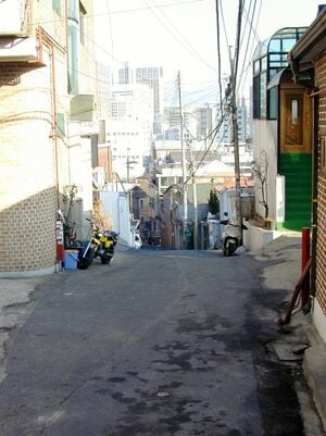 ソウルは坂道プラス石段の街。安宿に泊まると、飲んだ帰りに坂の石段に腰かけて休憩するはめに【韓国の個人旅行ガイド】下川裕治の画像