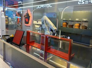 韓国のコンビニ事情、店内に置かれた最新マシーンは何のため?無人ラーメンコーナーもあるが…【韓国の個人旅行ガイド】下川裕治の画像