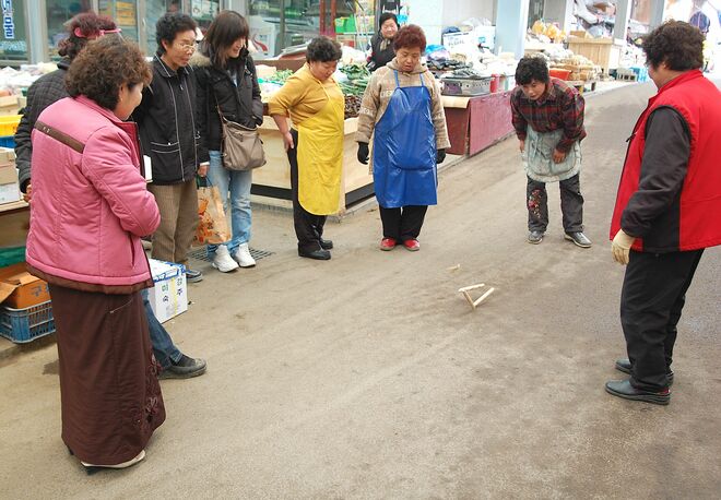 借金まみれの息子のために伝統的な遊戯で奮闘するオモニ！Netflix『イカゲーム』シーズン2のゲーム参加者に見る韓国らしさとは？【韓流談義fromソウル】の画像