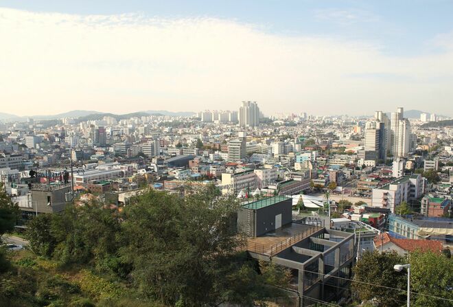 Netflix『Missナイト&Missデイ』夜道でヒロインが蹴とばした缶が歩いていた男性に命中!怒った男性が放った一言はどんな意味?【韓流談義fromソウル】の画像