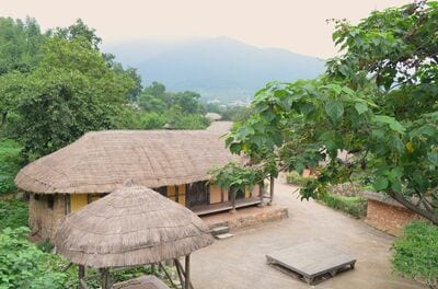 大ヒット作『涙の女王』中盤の名場面！キム・スヒョン扮するヒョヌの一家とヒロイン一家の心をほぐした縁台のリラックス効果【韓流談義fromソウル】