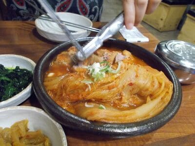 キムチの古漬けと豚肉の蒸し料理「キムチチム」、おいしい理由は？【韓国の個人旅行ガイド】下川裕治