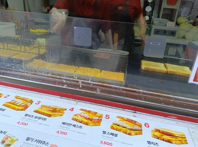 人気ドラマにも登場した韓国の路上グルメ「屋台トースト」店を探して久しぶりに食べてみた【韓国の個人旅行ガイド】下川裕治の画像