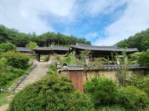 キム・テリ主演『悪鬼』ロケ地の屋敷がある慶尚北道・安東、自然豊かな伝統村と山の裾野の人情食堂【韓ドラから始める韓国旅行】の画像