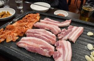 パク・ヒョンシク人気沸騰！Netflix『ドクタースランプ』屋上でハヌル一家が開いた宴会、元気が出るサムギョプサルと高麗人参酒のもてなし【韓流談義fromソウル】の画像