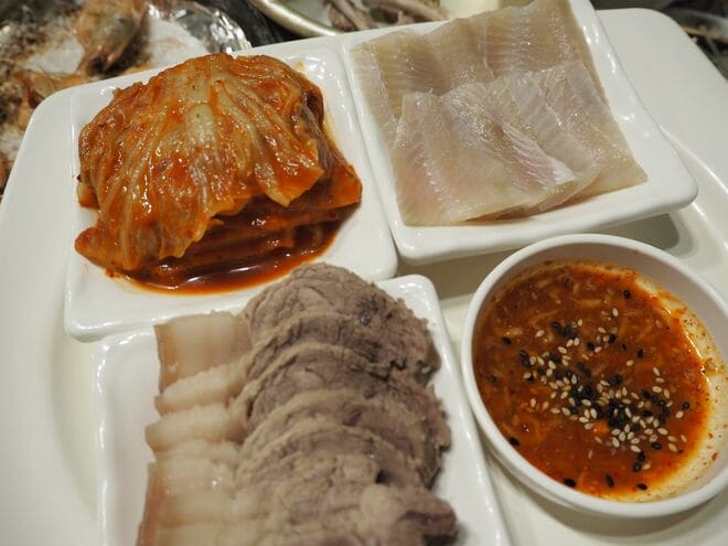 韓国では女性に人気のホンオフェ、発酵させたエイの強烈なアンモニア臭の刺激はどうする？【韓国の個人旅行ガイド】下川裕治の画像