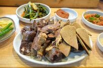 人気歌手ソン・シギョンと女優の三吉彩花がNetflix『隣の国のグルメイト』で食べた「スンデ」はどんな料理？ビギナーにおすすめは？【韓流談義fromソウル】