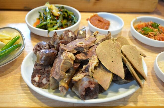 人気歌手ソン・シギョンと女優の三吉彩花がNetflix『隣の国のグルメイト』で食べた「スンデ」はどんな料理？ビギナーにおすすめは？【韓流談義fromソウル】の画像