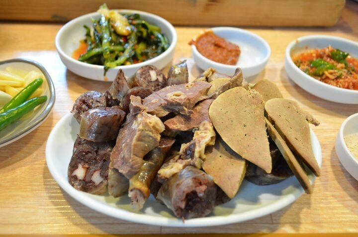 人気歌手ソン・シギョンと女優の三吉彩花がNetflix『隣の国のグルメイト』で食べた「スンデ」はどんな料理？ビギナーにおすすめは？【韓流談義fromソウル】