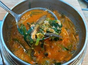 猛暑が続く韓国、夏バテ対策におすすめだという「どじょう鍋」を食べてみる。見た目と味は、果たして？【韓国の個人旅行ガイド】下川裕治の画像