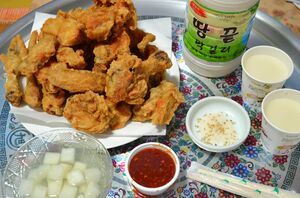 日韓のBBQ文化はどう違う？Netflix『隣の国のグルメイト』歌手ソン・シギョンが楽しんだ北海道・余市の絶品炭火焼肉と高級ウイスキー【韓流談義fromソウル】の画像