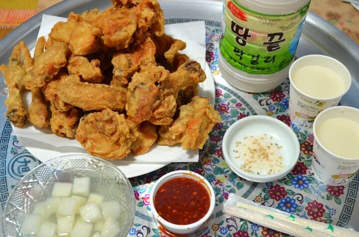 日韓のBBQ文化はどう違う？Netflix『隣の国のグルメイト』歌手ソン・シギョンが楽しんだ北海道・余市の絶品炭火焼肉と高級ウイスキー【韓流談義fromソウル】