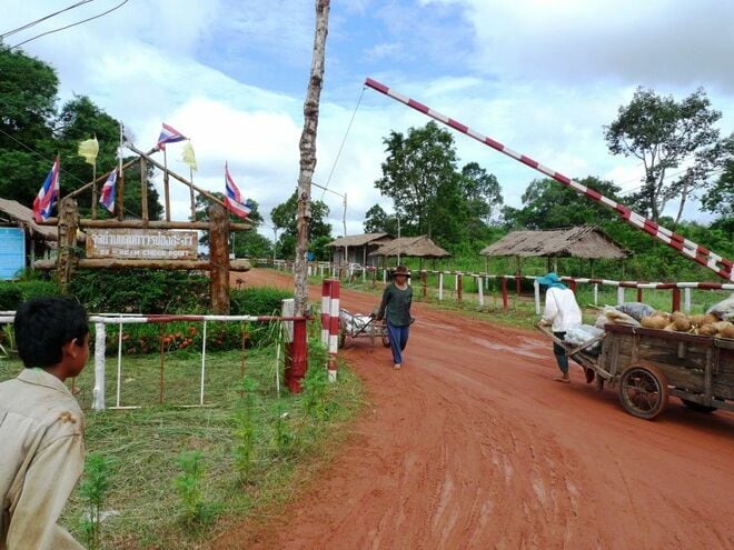 画像 写真 タイ カンボジア国境 チョンサンガム 室橋裕和 越えて国境 迷ってアジア 17 世界遺産を見るよりも興奮する 伸び放題の野草に飲み込まれそうな稀代の殺戮者ポル ポトの墓 ｄｉｙ感たっぷりのオール木造のイミグレーション し しぶい