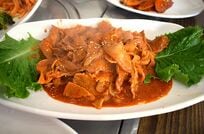 Netflix『隣の国のグルメイト』でソン・シギョンが松重豊のために作った豚肉料理「チェユクポックム」とは？【韓流談義fromソウル】