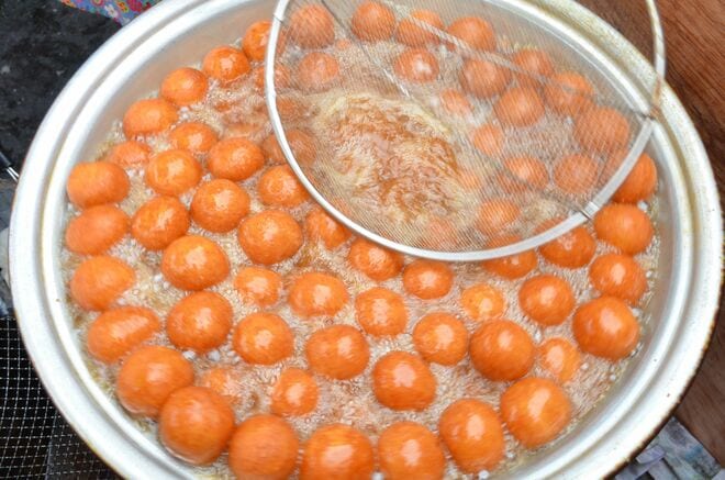 『隣の国のグルメイト』韓国の街角スイーツ編、食通の歌手ソン・シギョンと松重豊が食べ歩きした薬水はどんな街?ソウルの人気ストリートフード紹介!【韓流談義fromソウル】の画像