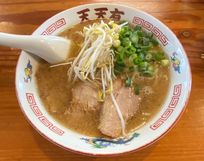 【わざわざ飛行機に乗って、ラーメンを食べに行ってきます。】鹿児島ラーメンとは? 空港から路線バスに乗って昭和35年創業の鹿児島産黒豚スープを味わう。天文館の名店ラーメン&チャーハン、2022年新店塩ラーメンの絶妙スープに魅せらる。『飛行機で麺の旅2022 vol.5 鹿児島編』/タカヤマコジロー