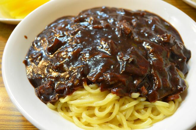 Netflix人気ラブコメ『ドクタースランプ』主人公カップルの夜食「チャジャンミョン＆パキムチ」の組み合わせは韓国料理上級編！実際の味は？【韓流談義fromソウル】の画像