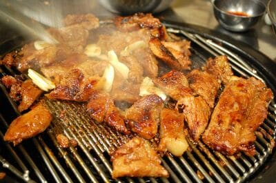 Netflix“飯テロ”番組『隣の国のグルメイト』韓国編はテジカルビでスタート！人気歌手ソン・シギョンから『孤独のグルメ』松重豊へのもてなし、見どころは？【韓流談義fromソウル】