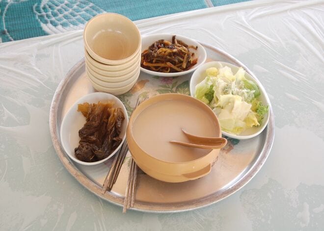 『涙の女王』で印象的な財閥副会長と龍頭里の村人のマッコリ乾杯シーン、韓国人にとってマッコリはどんな飲み物？【韓流談義fromソウル】の画像