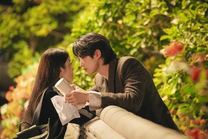 IU&ビョン・ウソク主演『21世紀の大君夫人』物語の鍵を握る王家の闇、過去30年にどんな出来事があったのか【サランヘジョ韓ドラ】