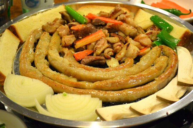 Netflix日韓グルメ番組『隣の国のグルメイト』でバラード歌手ソン・シギョンが『孤独のグルメ』松重豊に食べさせた韓国のホルモン焼き「コプチャン」とは？【韓流談義fromソウル】の画像