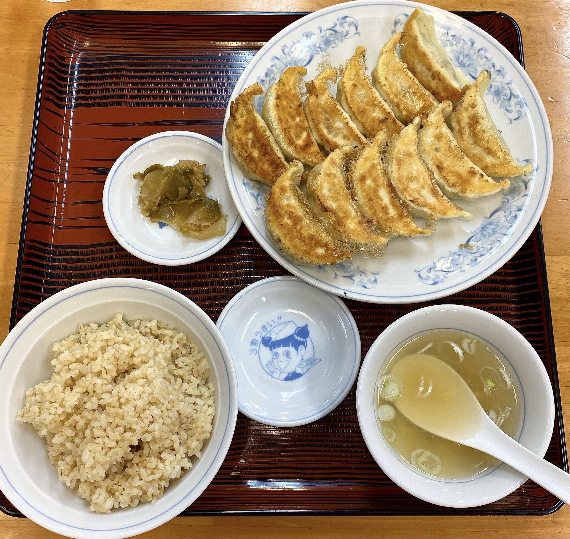 わざわざ飛行機に乗って 餃子の旅 もいい でもランチは近所の 餃子の王将 大阪王将 ぎょうざの満州 でのw餃子定食が旨い リレーエッセイ 餃子編 Vol 2 高山コジロー 概要