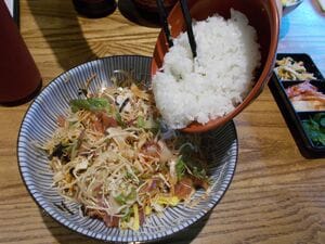 韓国人の刺身丼の食べ方とは?刺身もサラダもご飯もよく混ぜて、コチュジャンとゴマ油で味付け⁉【韓国の個人旅行ガイド】下川裕治の画像