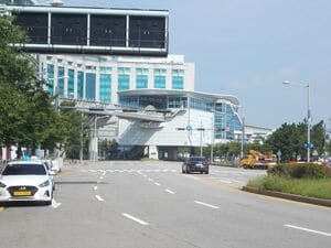 仁川国際空港に夜遅く到着、宿はどうする？バスで空港近くの永宗島にあるホテルへ【韓国の個人旅行ガイド】下川裕治の画像