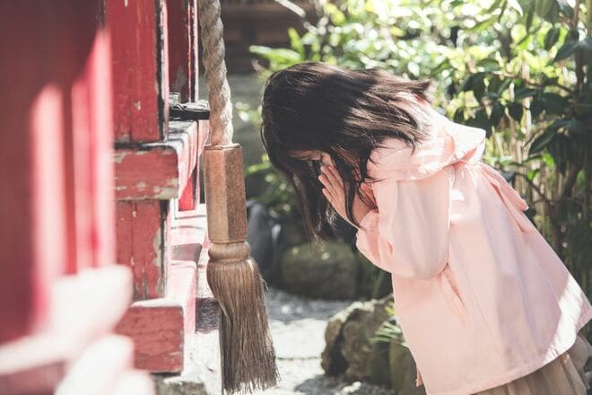 お礼参りする幼い女の子