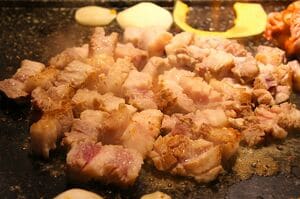 多様化するサムギョプサル、豚肉を美味しく食べる仕掛けがいっぱい！Netflix『隣の国のグルメイト』に登場したソウル郊外の石焼き店【韓国料理】の画像