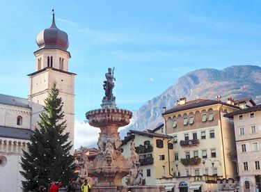 イタリアの最大かつ美しいクリスマス マーケットがある トレント で旬のポルチーニ茸や鹿肉の煮込みなどの屋台メシを食い倒れしながらx Masマーケット巡りを満喫 前編 ブーツの国の街角で Vol 74 田島麻美