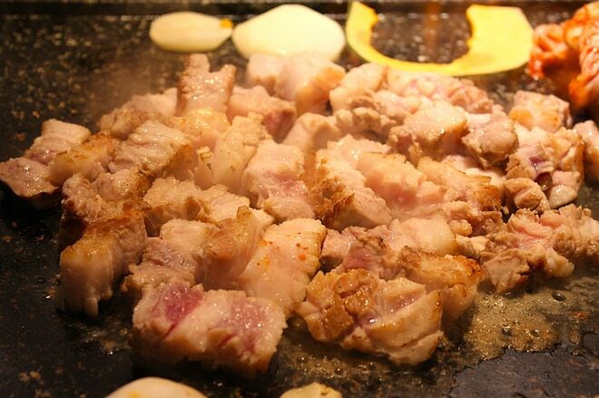 多様化するサムギョプサル、豚肉を美味しく食べる仕掛けがいっぱい！Netflix『隣の国のグルメイト』に登場したソウル郊外の石焼き店【韓国料理】の画像
